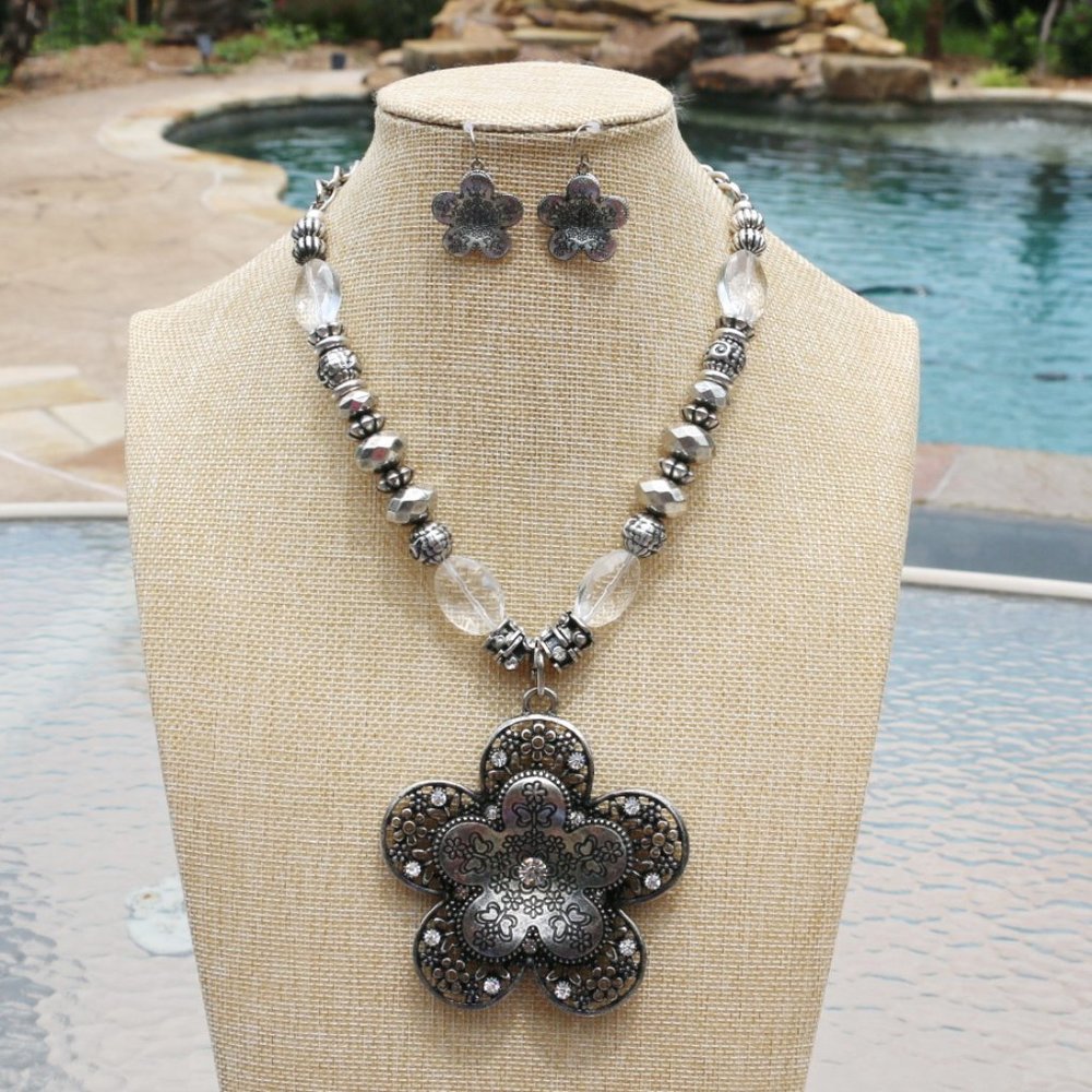 NEW! Huge Chunky Boho Flower Bling Necklace Set